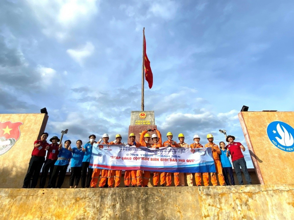 Đoàn Thanh niên EVNHCMC thực hiện công trình “Thắp sáng cột cờ Tổ quốc” lắp đặt 10 bộ đèn chiếu sáng năng lượng mặt trời tại khuôn viên cột cờ trên đảo Phú Quý